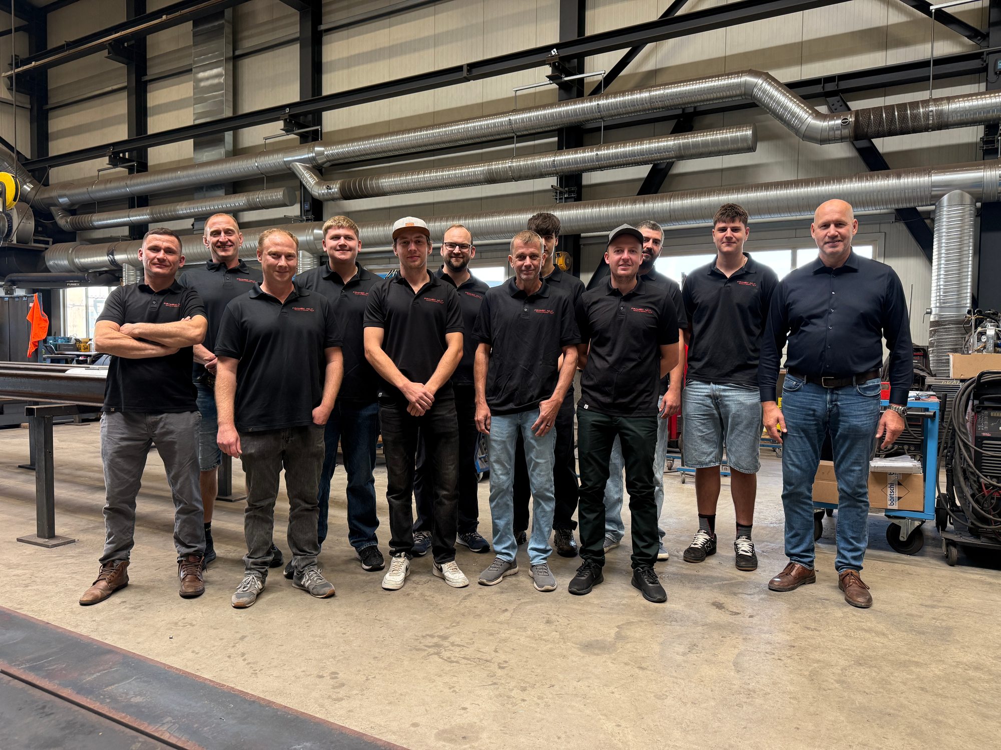 Das Stahlbau-Team der Framec AG in der Werkhalle in Gerlafingen